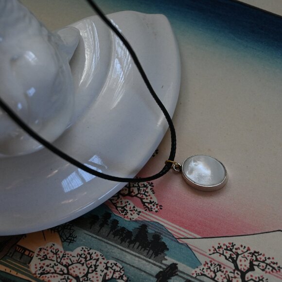vintage Jewelry - VTG Black Leather Cord Necklace w/ Oval Mother Of Pearl Set In Silver Tone 17.5"